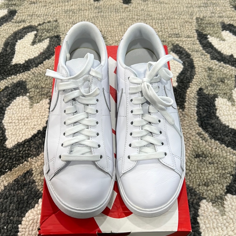 Nike (W)